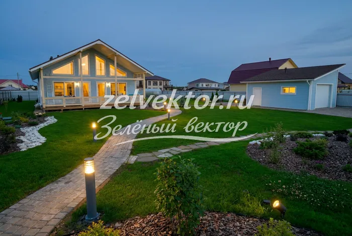 Ландшафтное освещение участка вечером